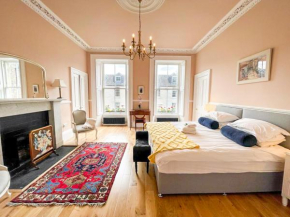 Remarkable 5BR Townhouse with Garden, Sleeps 12
